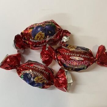 Slivka v čokol&aacute;de s vla&scaron;sk&yacute;mi orechmi
